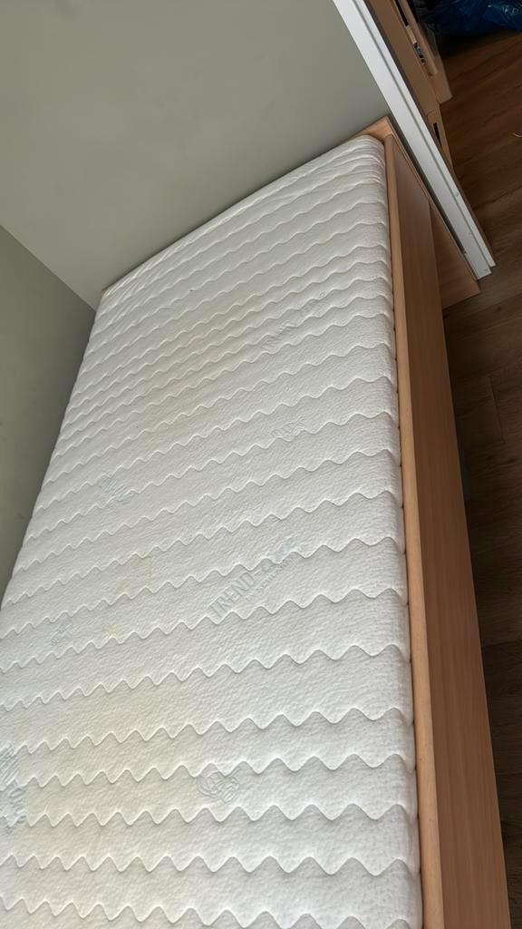 Gratis ophalen: simpel bed met lattenbodem en matras