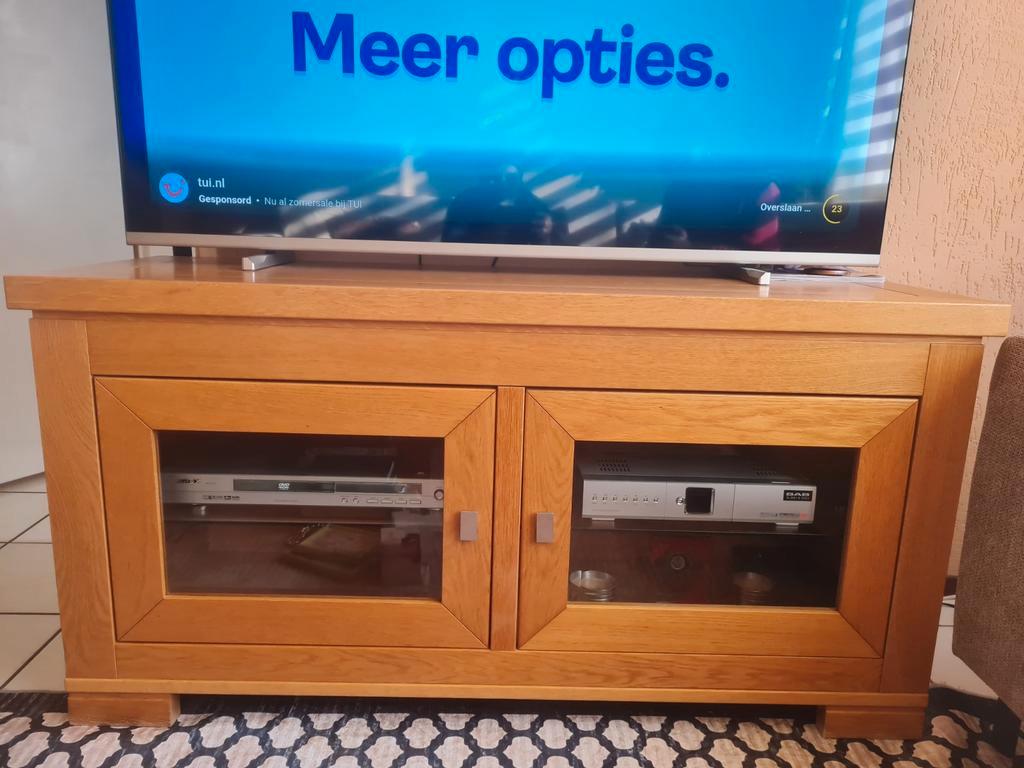 Houten TV-meubel met glazen deuren