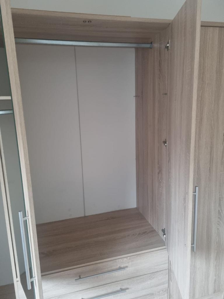 Ruime kledingkast met spiegeldeuren