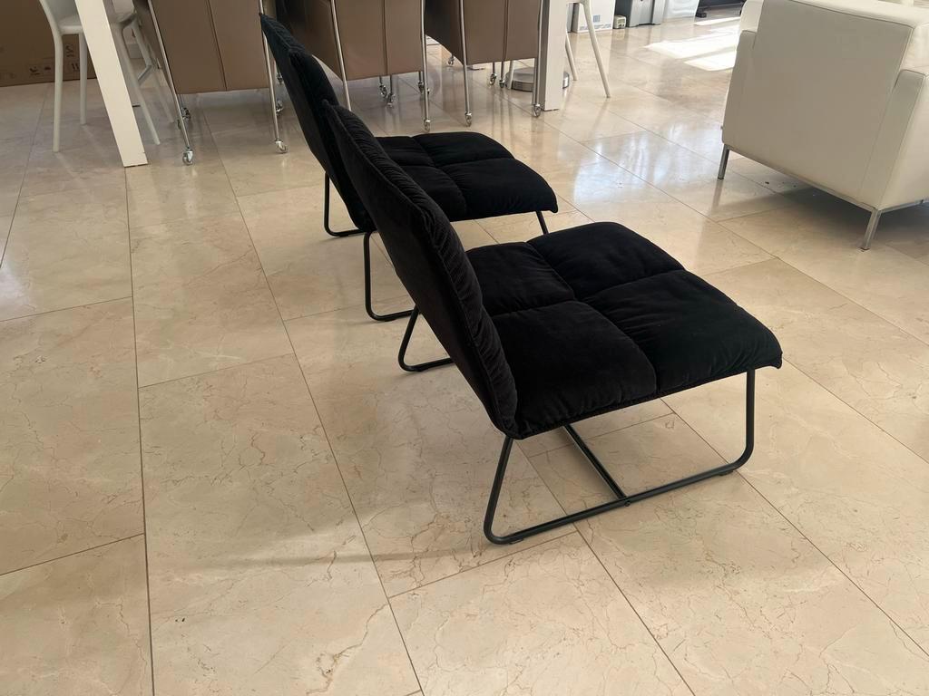 Twee zwarte fauteuils