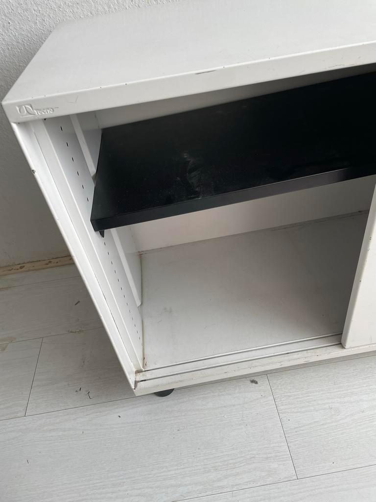 Metalen kast met schuifdeuren