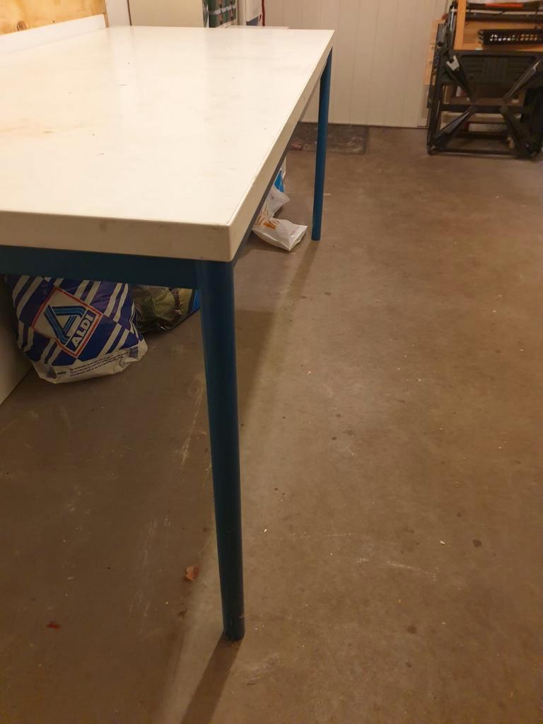 Witte tafel met stalen frame - 180x80 cm