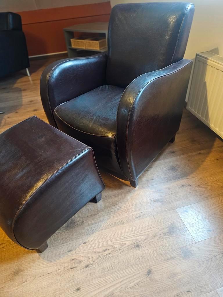 Donkerbruin fauteuil met hooker!