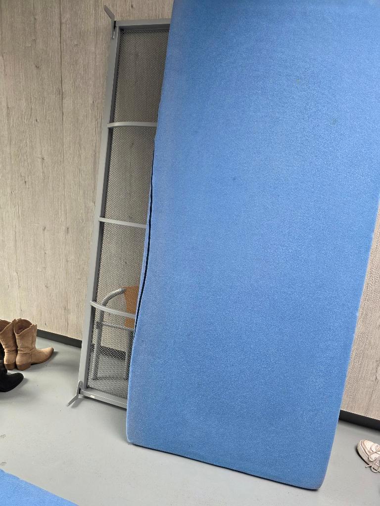 2 bedden met spiraalbodem en matrassen