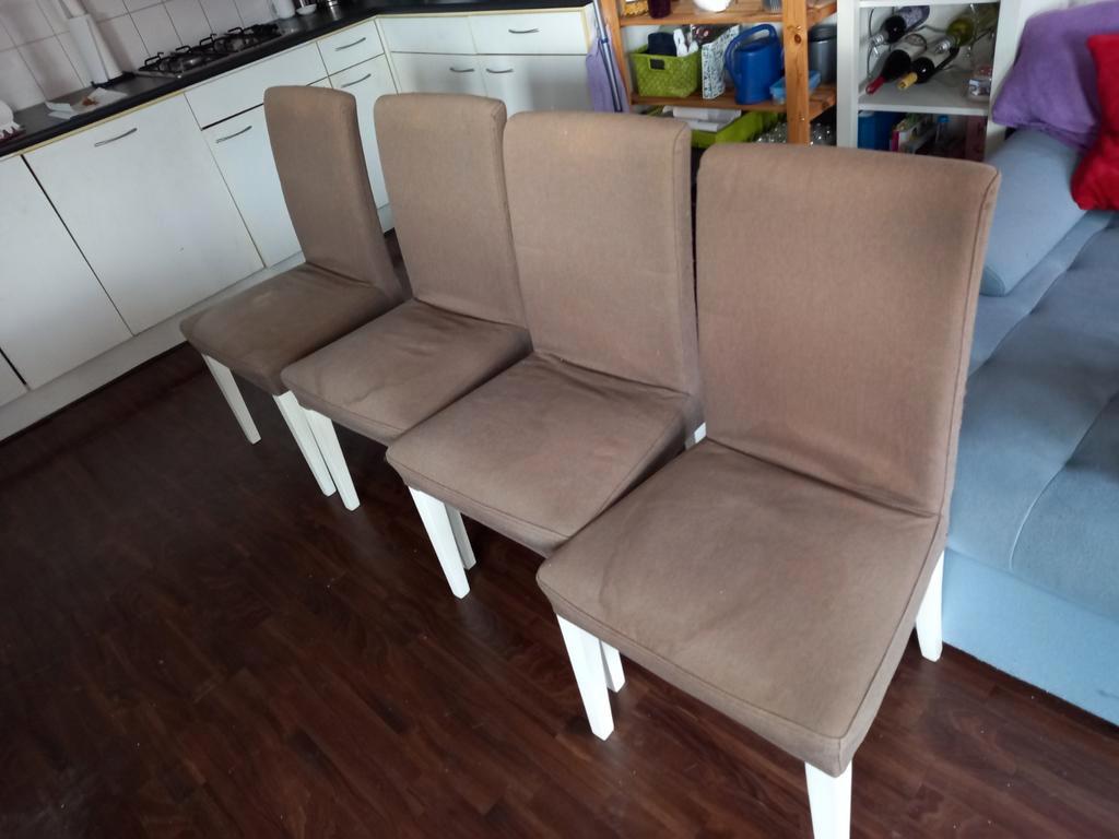 4 Eetkamerstoelen Gratis af te halen