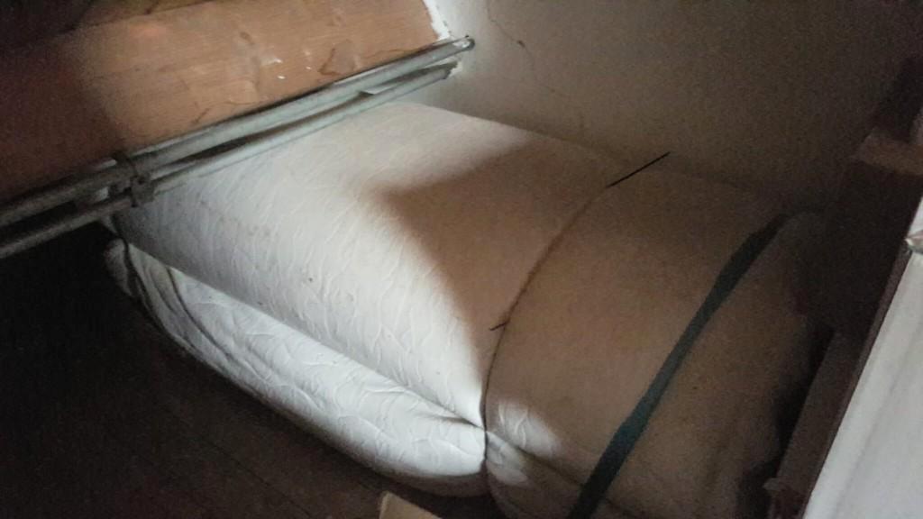 Houten bed frame met matras 140x200 !!GRATIS!!