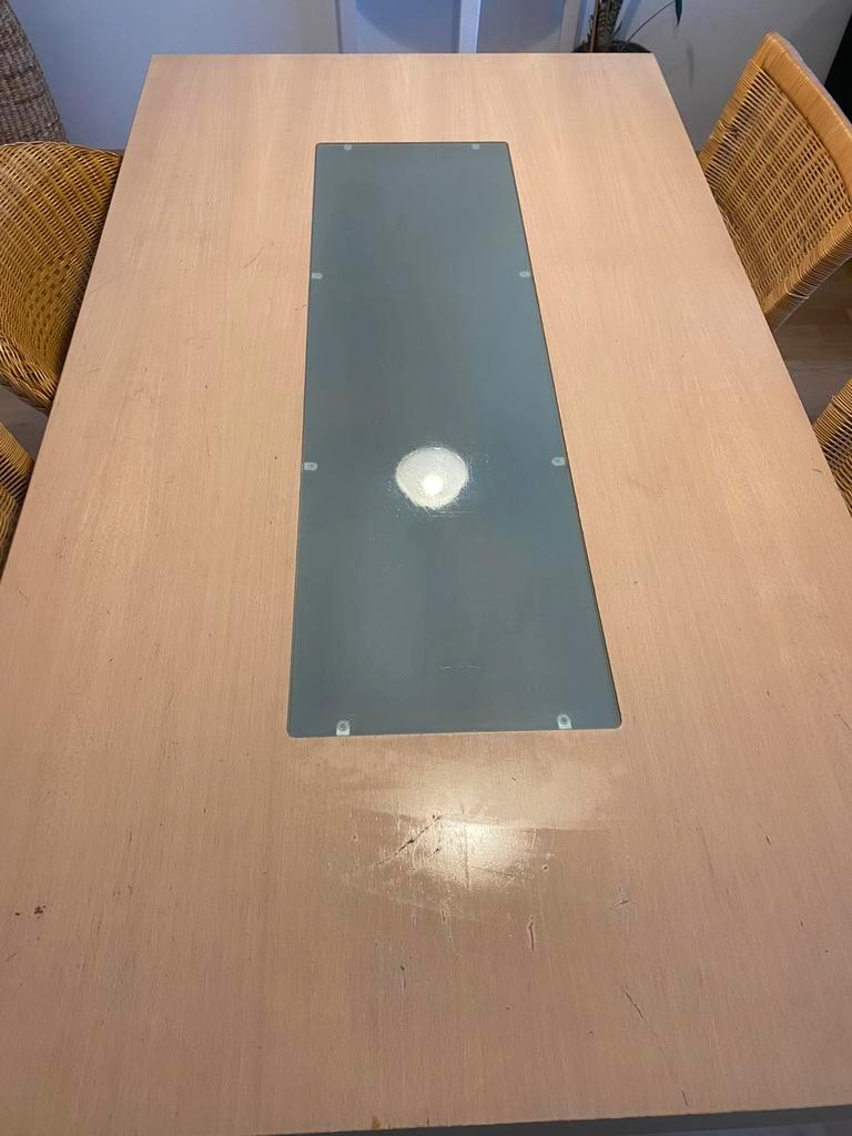 Eettafel blank fineer met glazen plaat. Gratis afhalen.