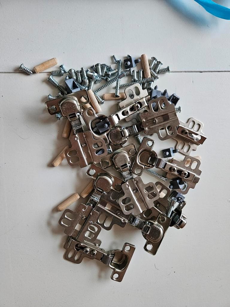 Gratis Ikea onderdelen. Scharnieren, deuvels, etc..