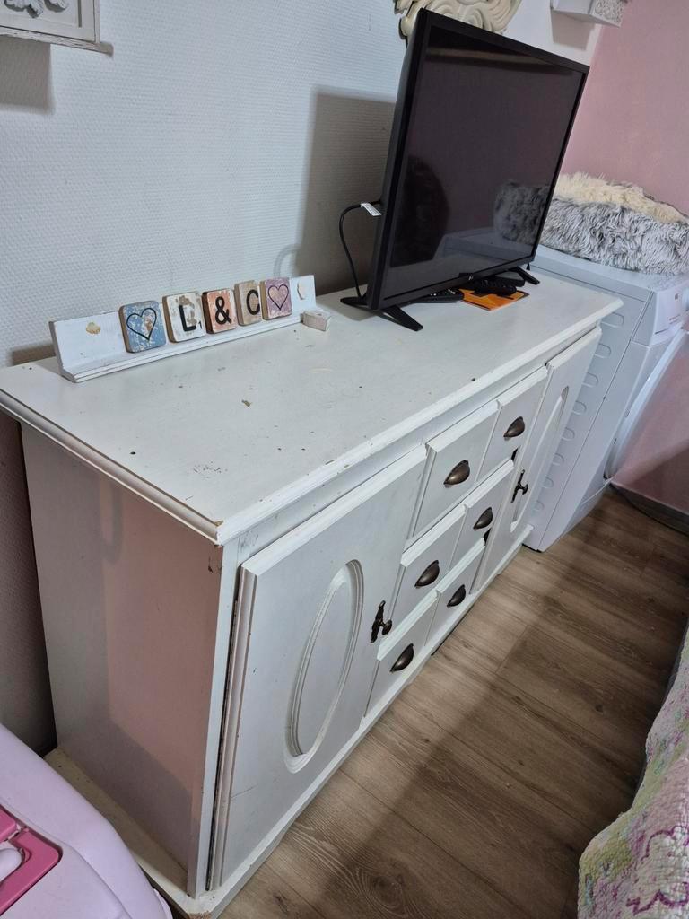 Ecru/wit dressoir van hout!  1.40 cm lang.