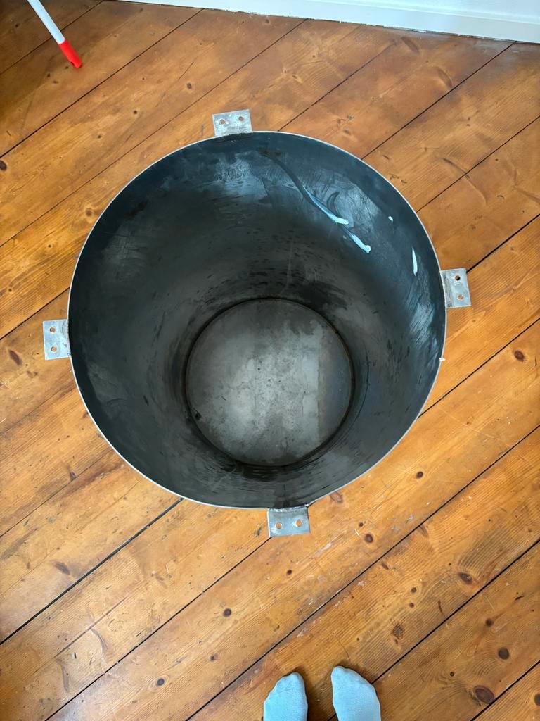 Houten tafel met RVS poot gratis op te halen vandaag