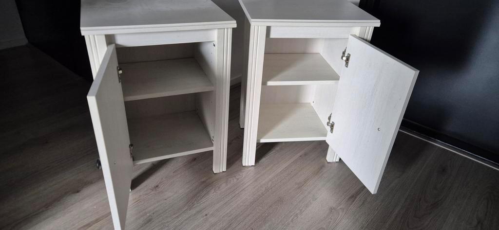 Gratis twee nachtkastjes met deuren