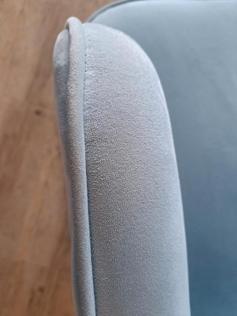 Lichtblauwe fauteuil met gouden poten