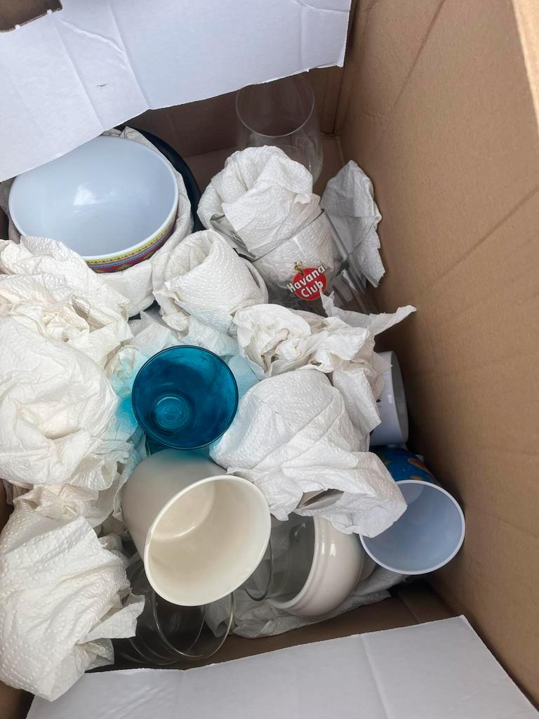 Gratis ophalen doos servies in nette staat