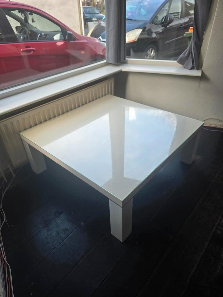 Witte salontafel met glasplaat