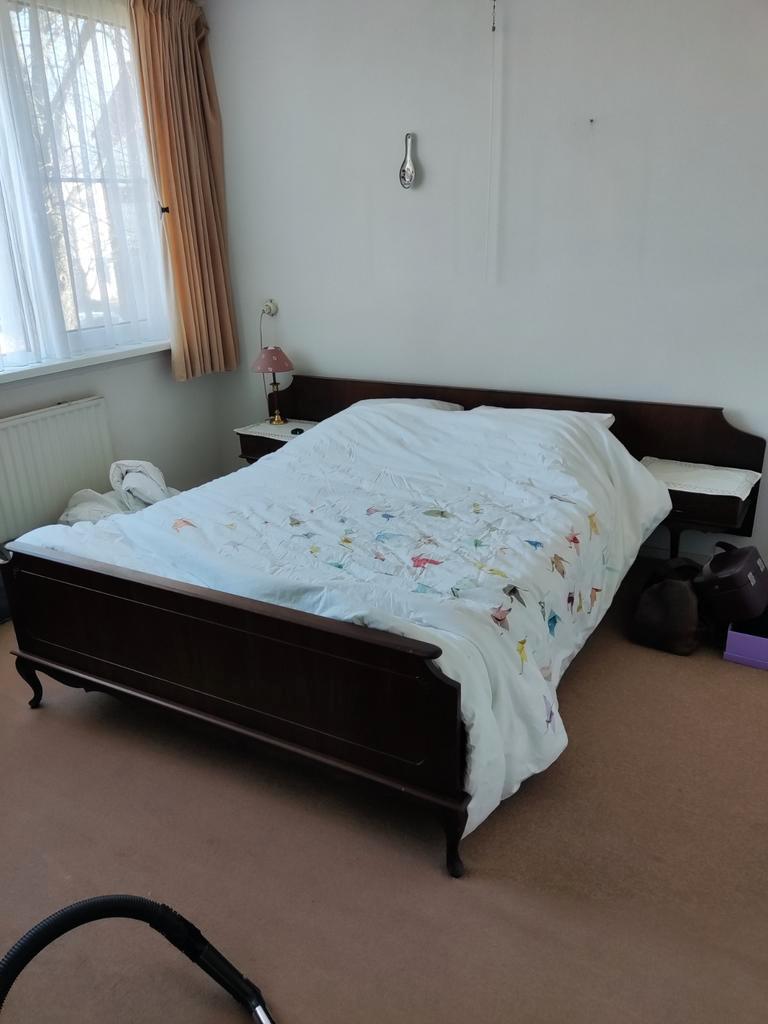 Bed, matras en salontafeltje. Oud maar netjes