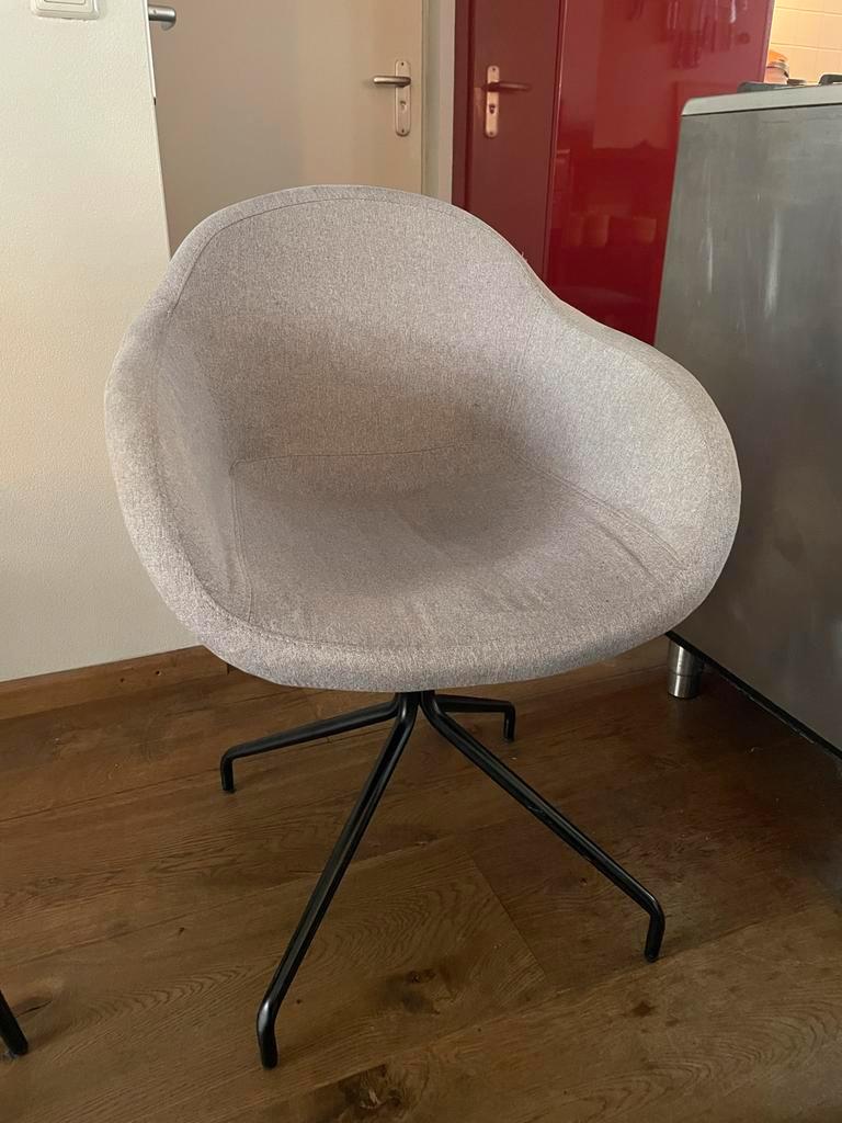 Twee gebruikte eetkamerstoelen