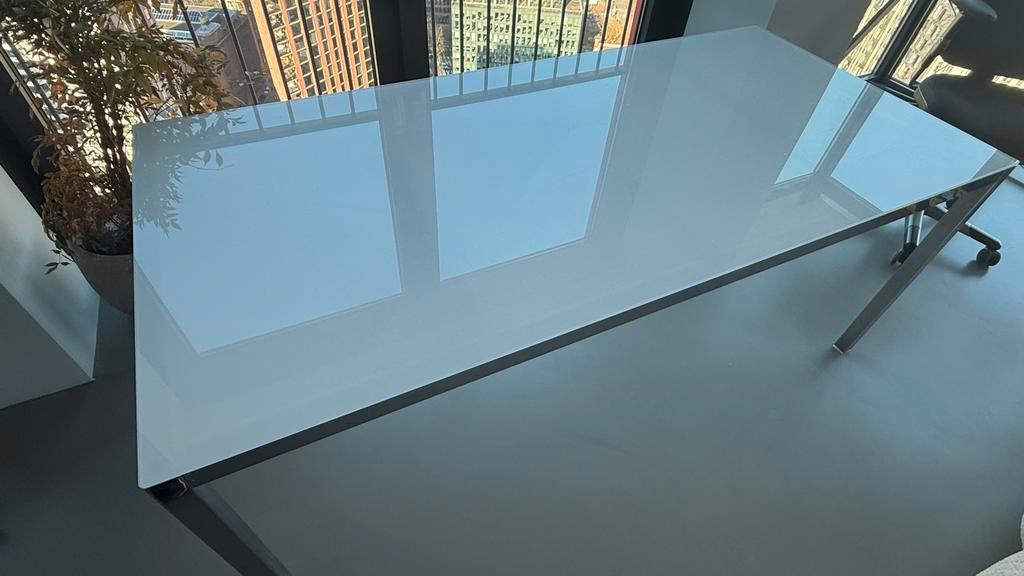 IKEA Eettafel met glazen plaat en chromen frame