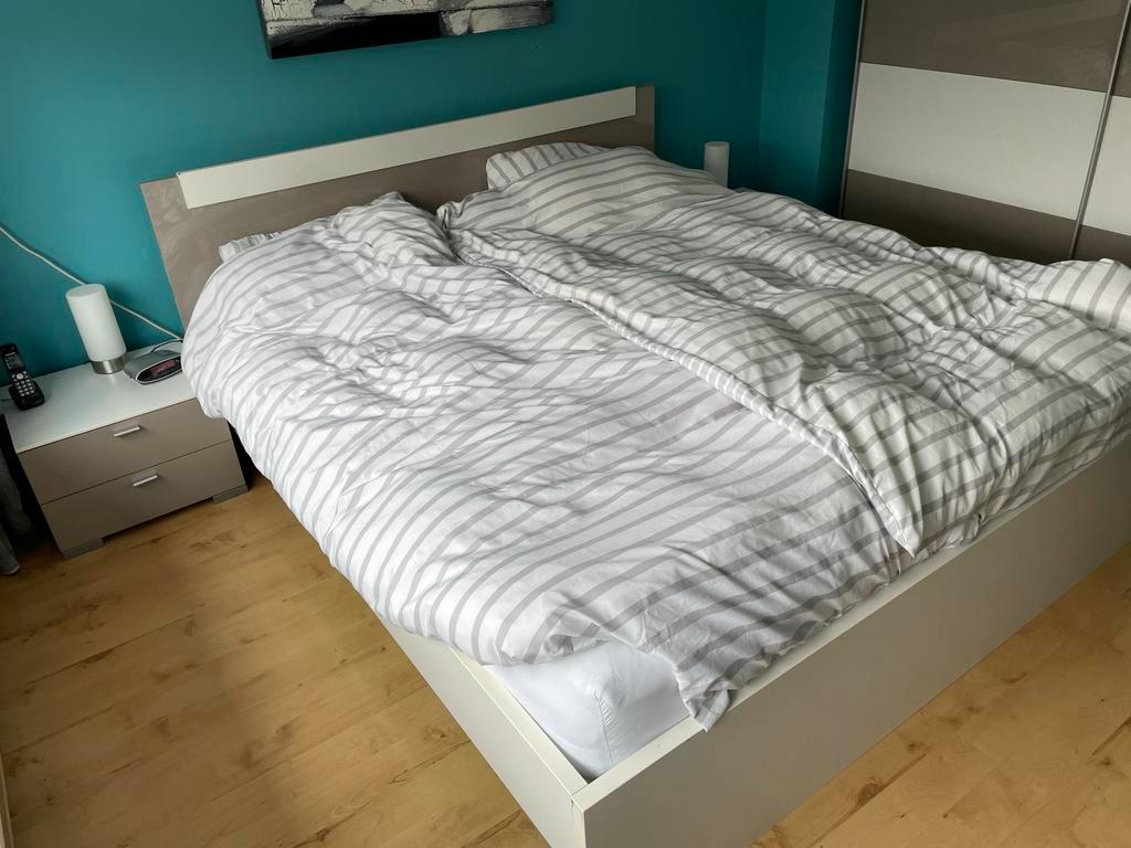 Compleet bed met nachtkastjes, lattenbodem en matras