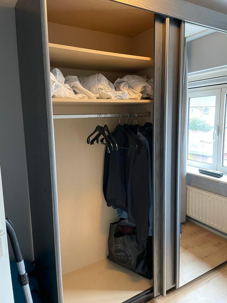 Grote kledingkast met schuifdeuren