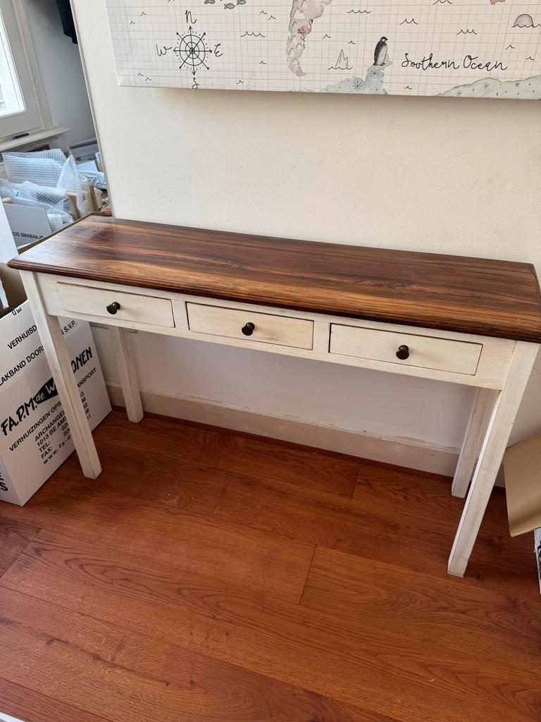 Houten bijzettafel met witte details