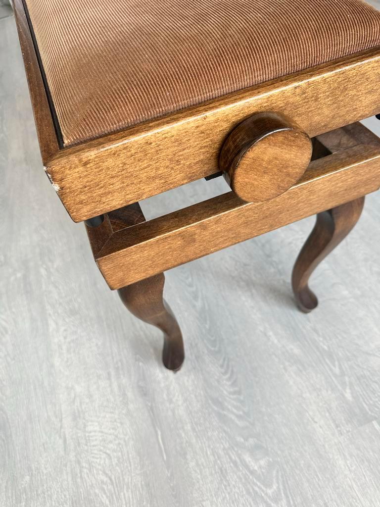 Vintage houten pianokruk met bruine stoffen bekleding
