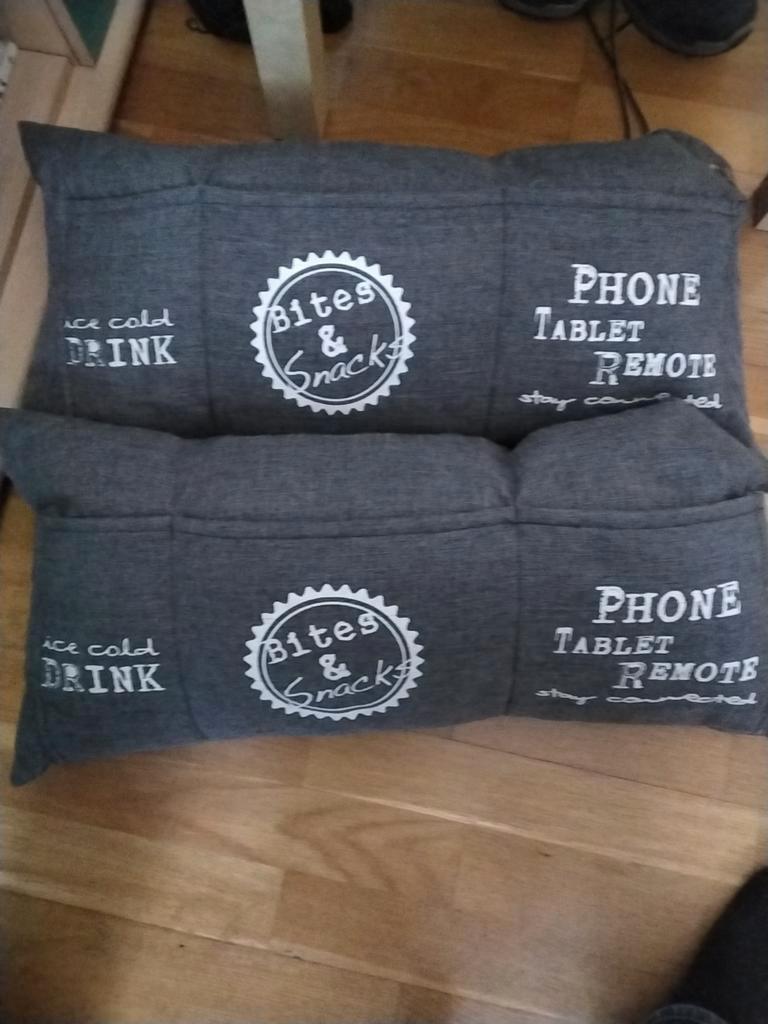 Twee decoratieve kussens met handige vakken