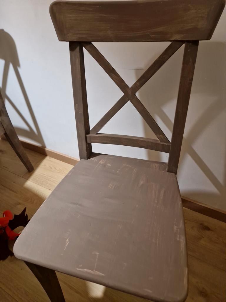 4 Eetstoelen maar fout geverfd .gratis voor klussers