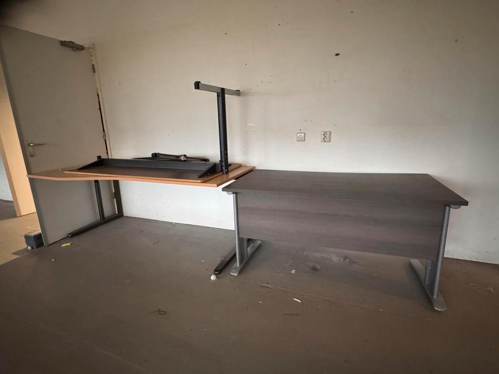 Gratis tafels/bureaus ophalen (min. 10) Tilburg