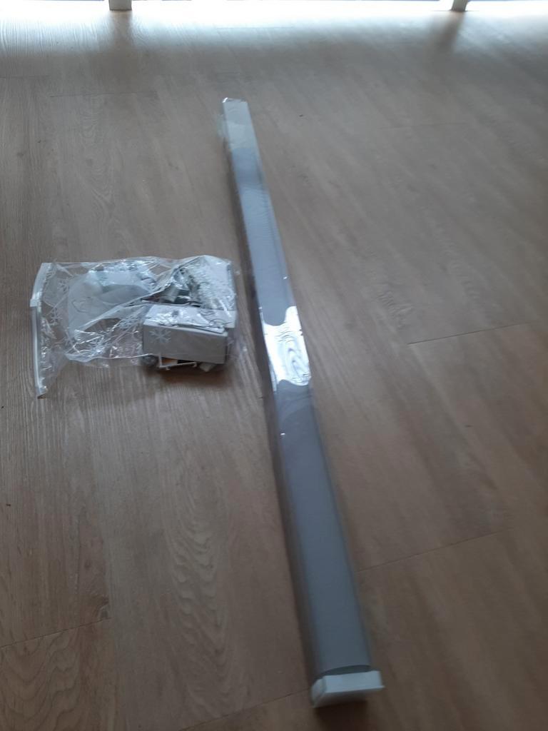 Grijs/paars rolgordijn. Breedte ingekort op 87.5 cm.