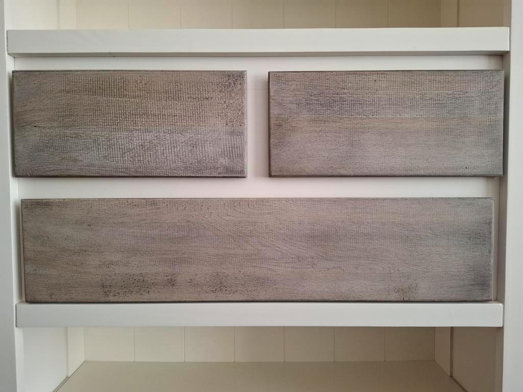 Witte boekenkast met vergrijsd eiken panelen