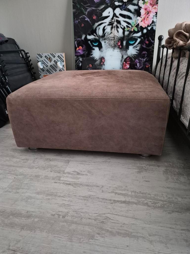 Gratis hocker geschuurd leder grote ca. 1m2