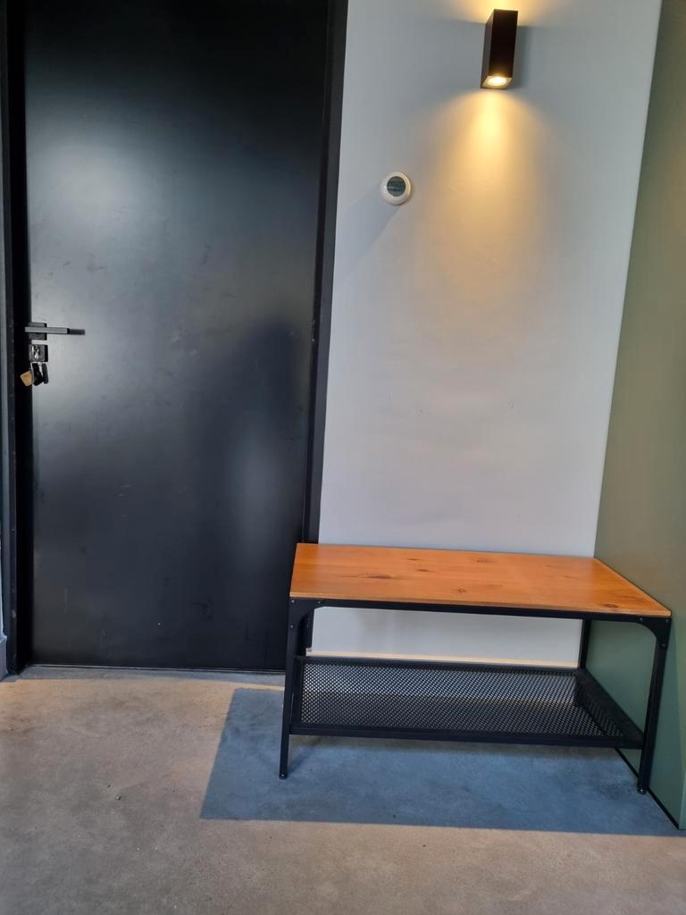 Laag kastje met metalen frame en houten blad