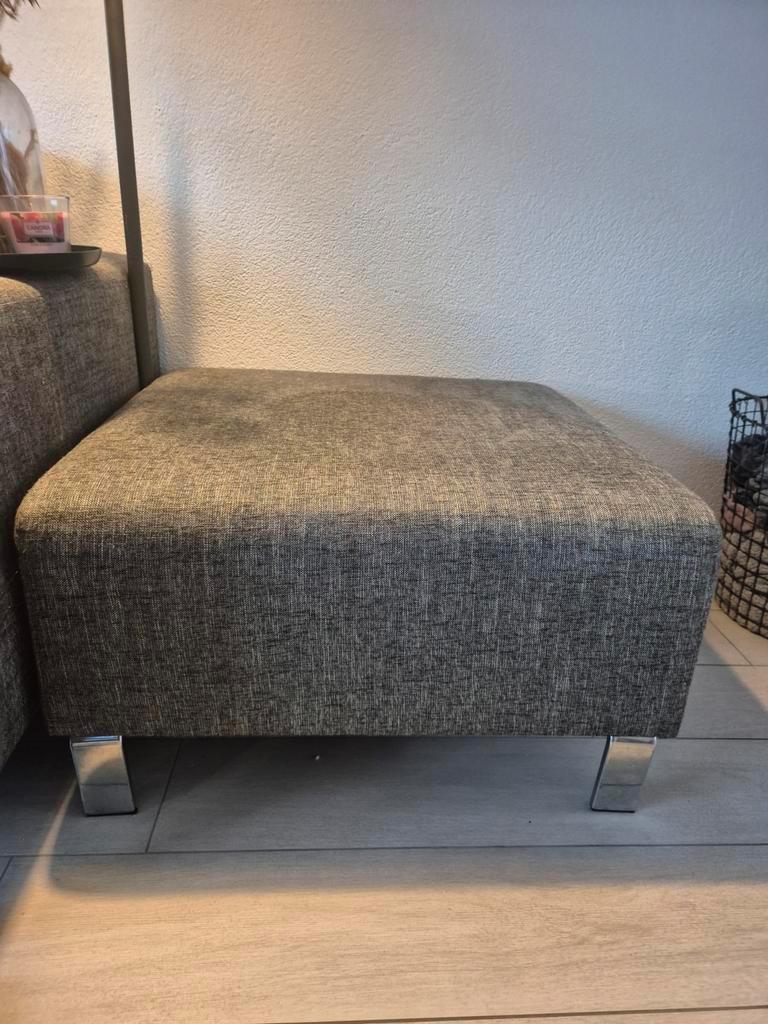 Hoekbank en hocker, gratis af te halen!