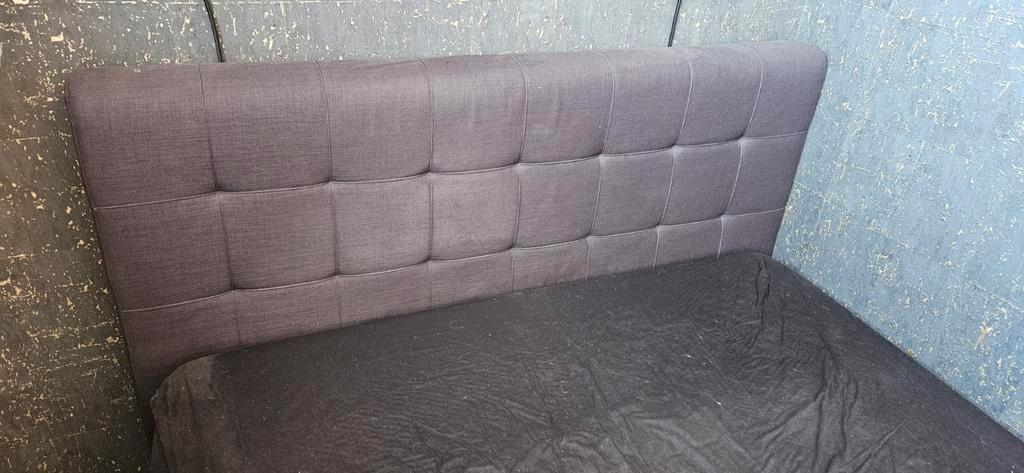 Zwart tweepersoonsbed