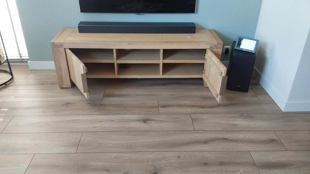 Gratis eiken tv meubel  165x45 cm hoogte 51 cm