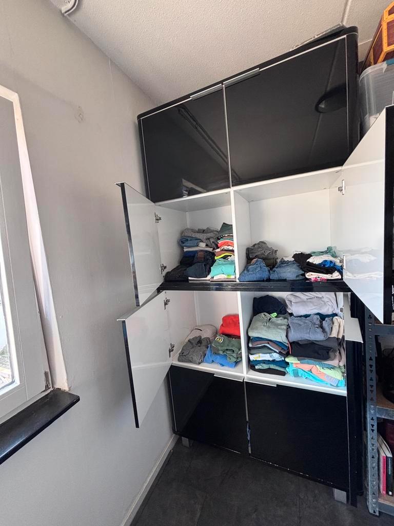 Twee kasten (staan op elkaar bij ons)