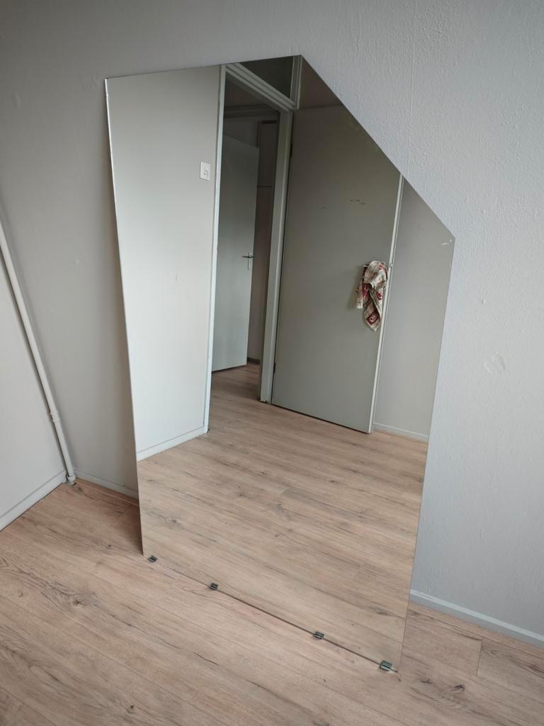 Grote spiegel met gebruik sporen