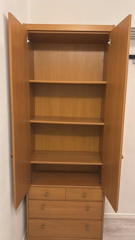 Mooie houten kledingkast met deuren en lades