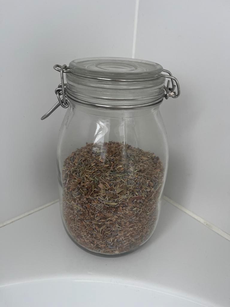 Gedroogde badkruiden met rozemarijn en lavendel