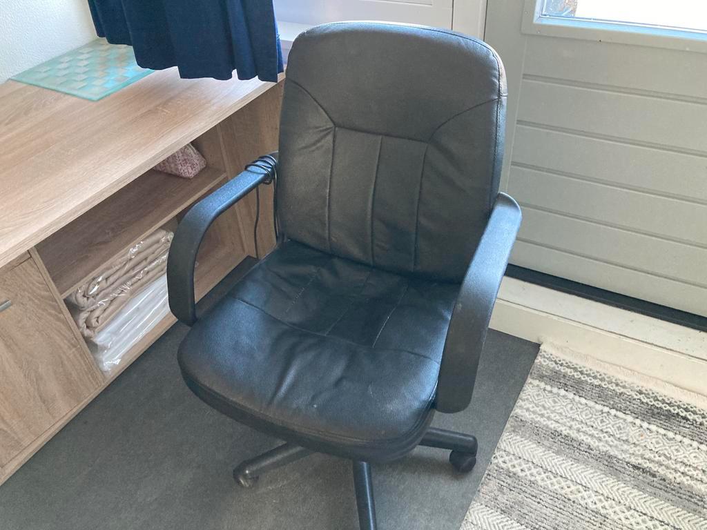 Gratis: Bureau met stoel.