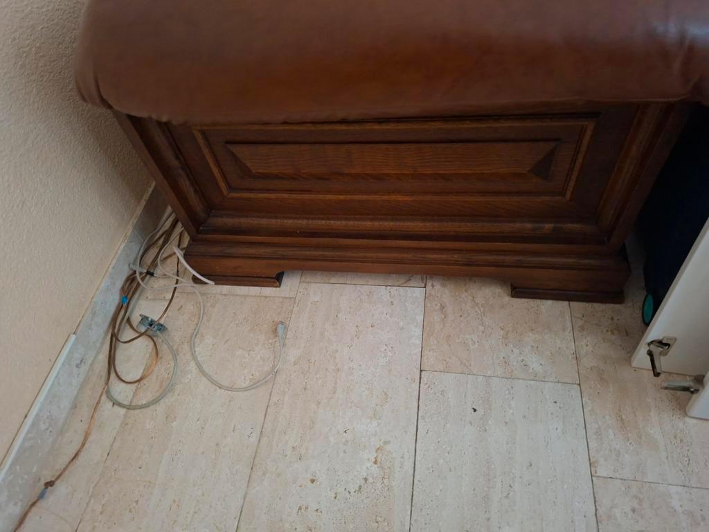 Bruine lederen tweezitsbank in goede staat