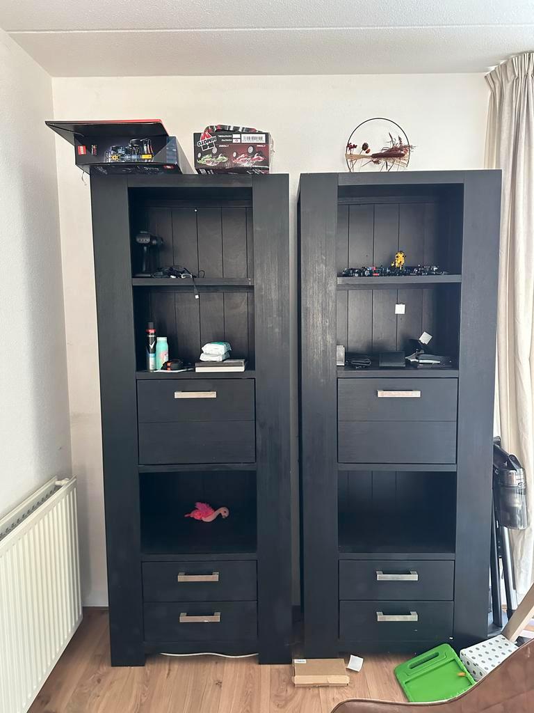Twee zwarte kasten met lades en planken