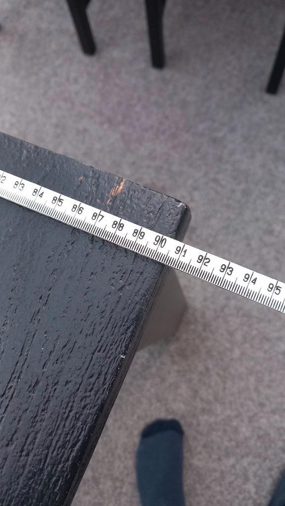 Geverfde houten eetkamertafel 160 x 90 en hoogte 78 cm