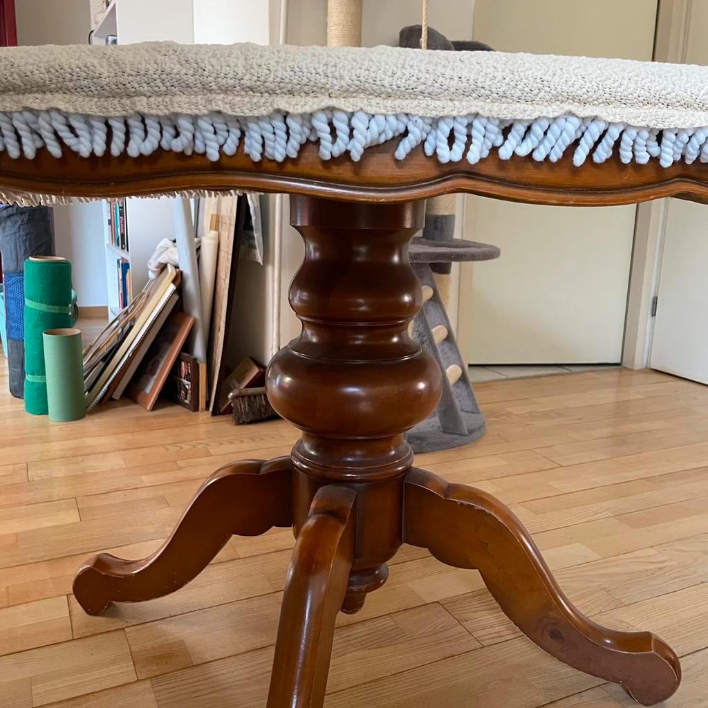 Ronde houten eettafel (evt met tafelkleed)