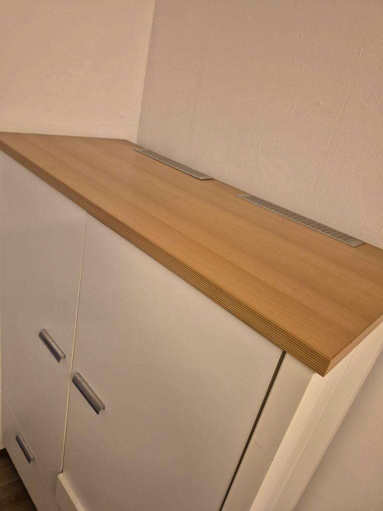 Witte kast met deuren en lades