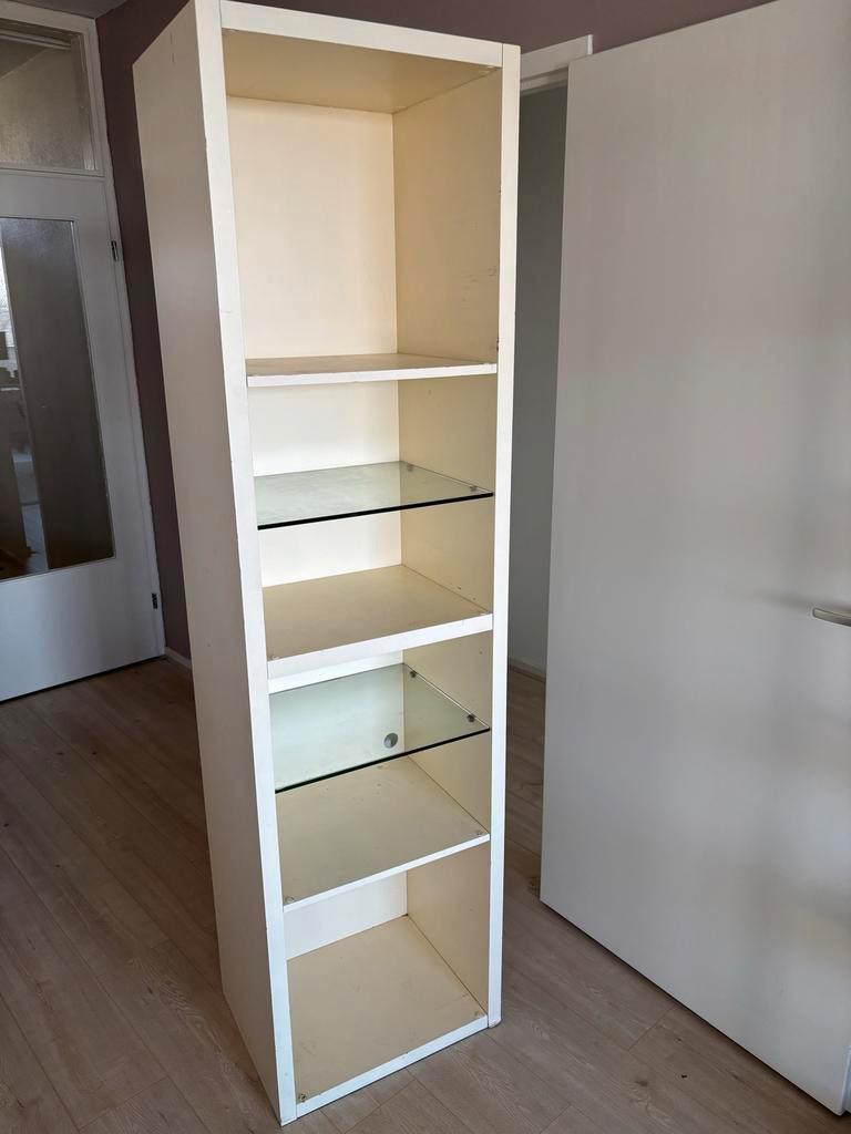 Witte boekenkast met glazen planken