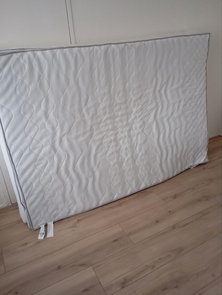 Gratis Matras & Topper (140x200) - Nieuwstaat!