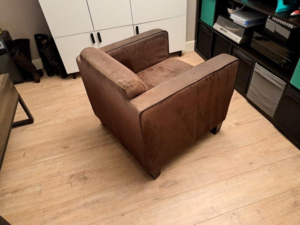 Twee comfortabele bruine fauteuils in goede staat.