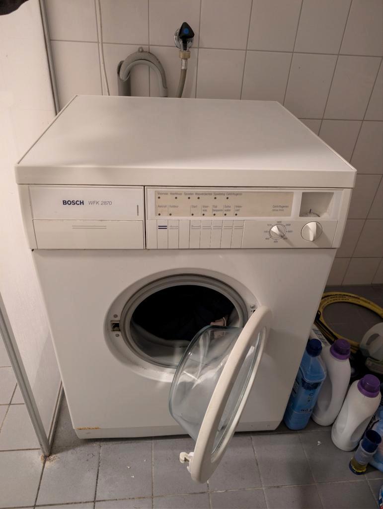 Wasmachine met beginnend slijtage.