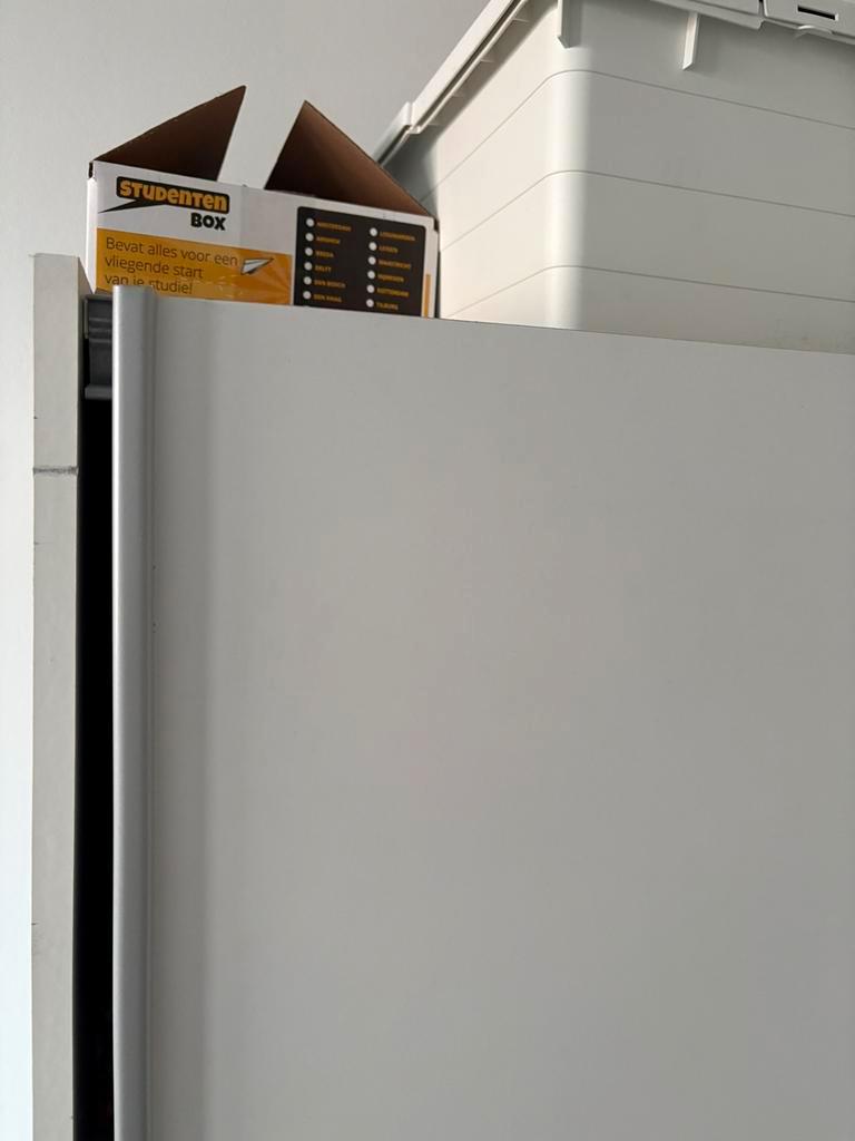 Gratis op te halen: witte kledingkast met schuifdeuren